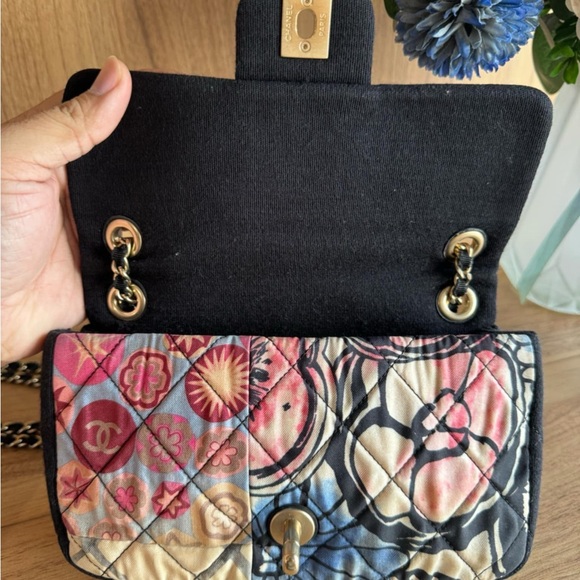 CHANEL Black and Cream Quilted Shoulder Bag with Chain Strap - Picture 12 of 16